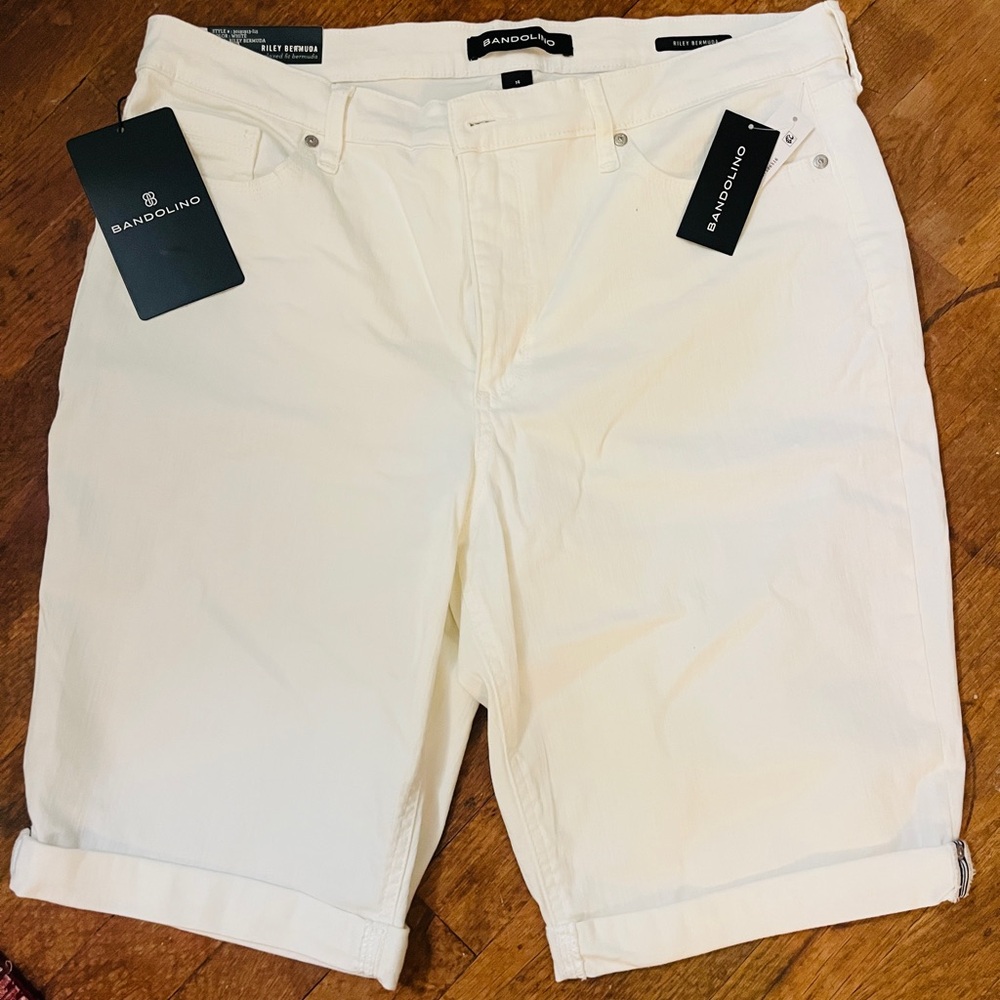 Bandolino Women's White “Riley” Bermuda Shorts NWT